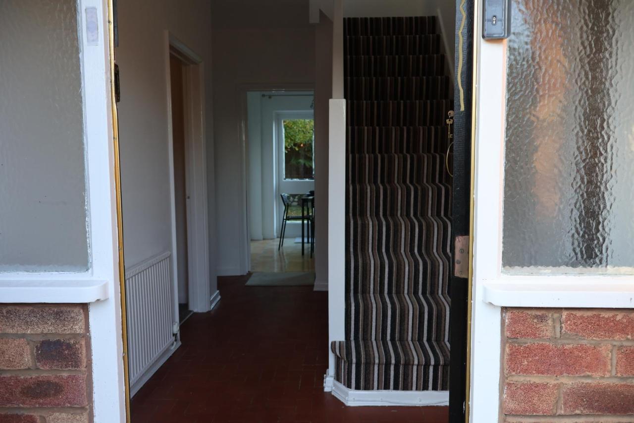 Spacious 4 Bed Home Near Nec, Jlr & Airport Parking For 3 Cars Ideal For Contractors! Solihull Exterior foto