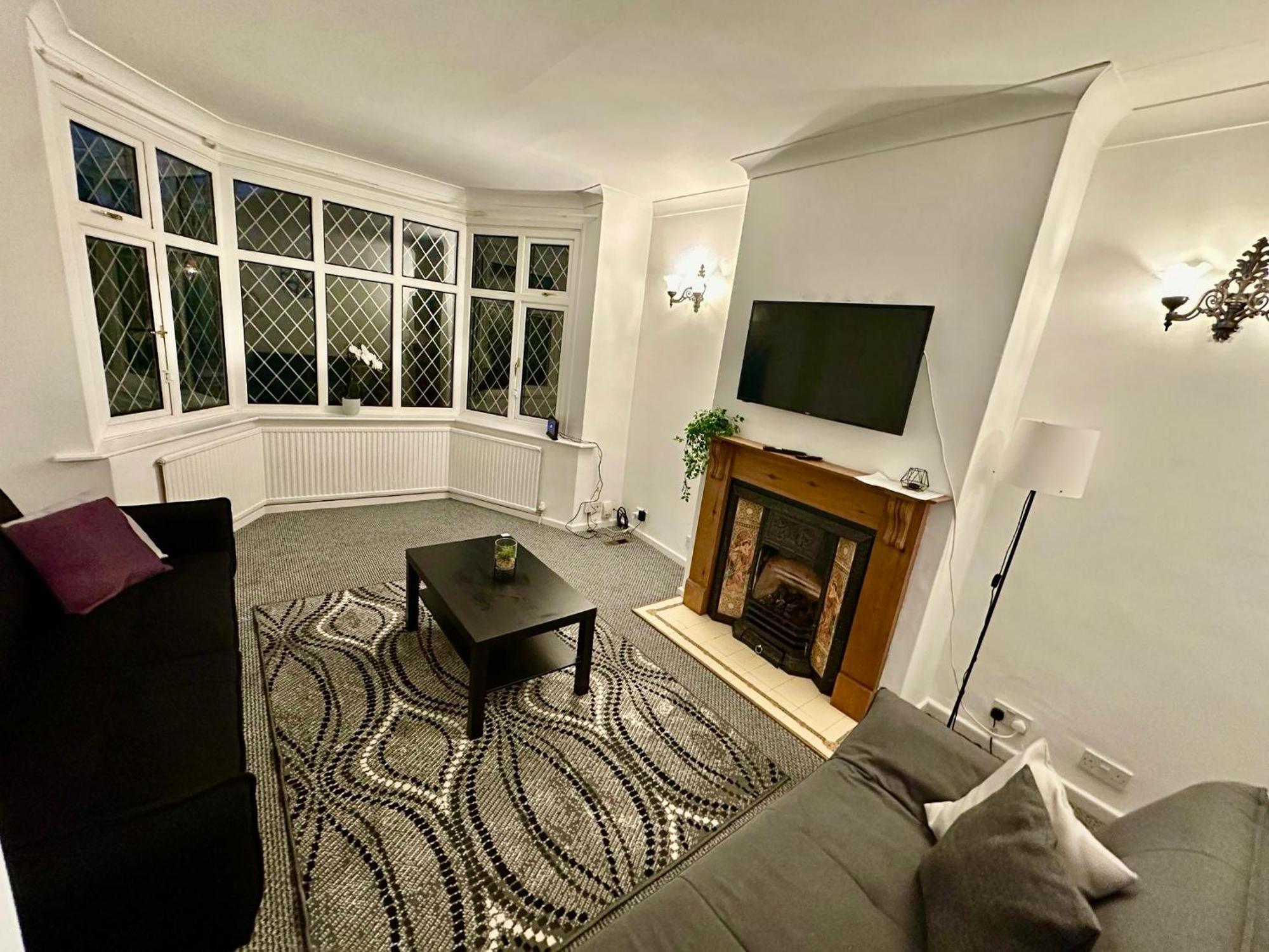 Spacious 4 Bed Home Near Nec, Jlr & Airport Parking For 3 Cars Ideal For Contractors! Solihull Exterior foto